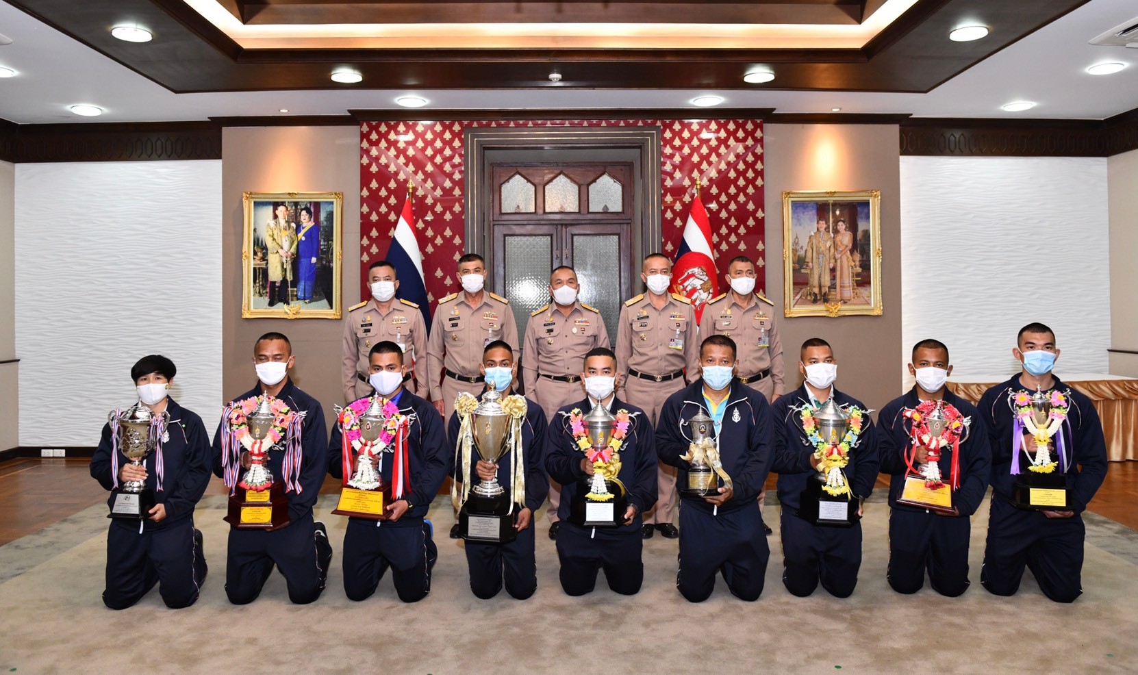 ผบ.ทร.กรุณามีดำริให้สวัสดิการกีฬา ทร. นำคณะกรรมการกีฬา ทร. จำนวน ๔ คณะ ได้แก่กรีฑาฯ มวย เรือพายและเรือกระเชียง และ ตะกร้อ เข้าพบเพื่อมอบถ้วยรางวัลชนะเลิศการแข่งขันกีฬาให้กับ ผบ.ทร. ในวันพุธที่ ๒๗ ม.ค.๖๔ เวลา ๑๓๓๐ ณ ห้องรับรอง บก.ทร.พระราชวังเดิม